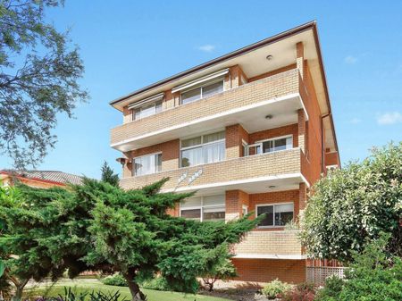 Beautifully Presented Apartment that Ticks all the Boxes - Photo 5