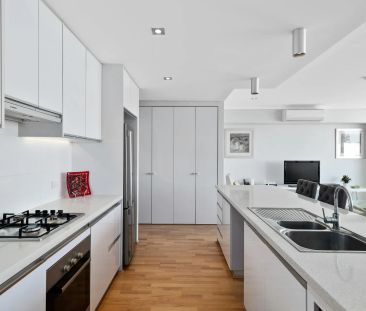 Modern Apartment with Natural Light & Spacious Balcony - Photo 2