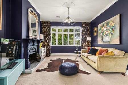 Stylish Family Bungalow In Prime Location - Option for 6 OR 12 Month Lease - Photo 3