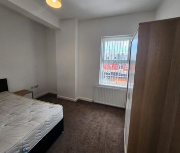 4 bedroom flat to rent - Photo 1