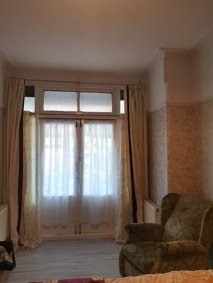 Room in a Shared House, Ashgrove Road, IG3 - Photo 1