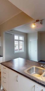 Roslyn - 3 Bedrooms - Photo 3