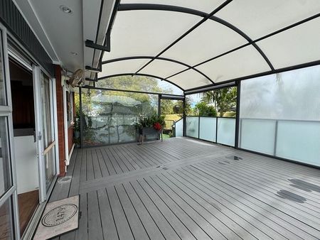 Spacious Sun-Filled 3 Double Bedroom Modern House - Photo 2