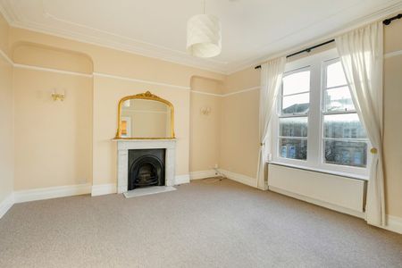 3 Bed Flat - Photo 2