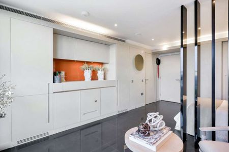 Bright and spacious one bedroom apartment located in the Pan Peninsula development E14. Boasting fantastic views of Canary Wharf, South Dock, Thames & O2 Arena. - Photo 2