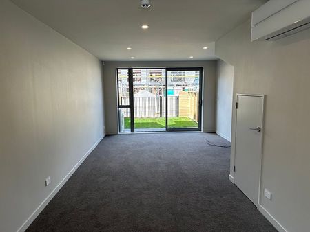 Near New - Close to all that Petone has to offer - Photo 3