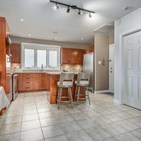 4 ½ semi-meublé au dernier étage - Top-Floor Semi-Furnished 2-Bedroom Apartment ** 2 parking spots inclus ** - Photo 4