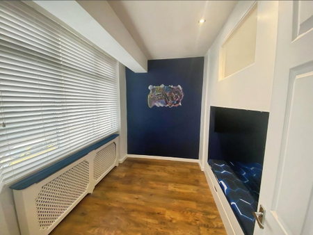 4 bedroom semi-detached house to rent - Photo 4