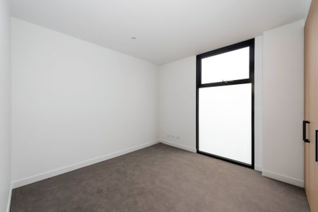 Modern and Central - Photo 3