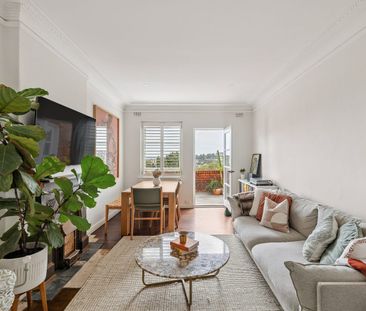 Sunny Art Deco home with elevated district views - Photo 1