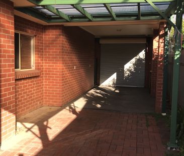 Neat Three Bedroom Courtyard - Photo 5