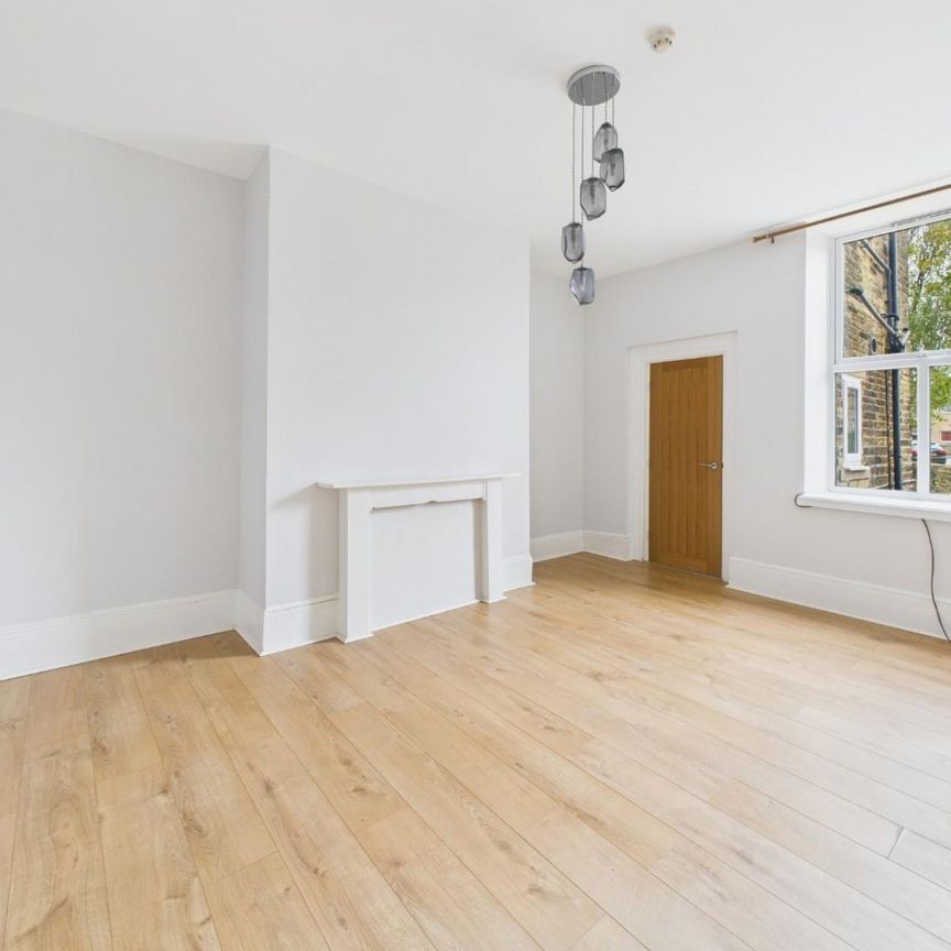 2 bedroom Flat To Let - Photo 1