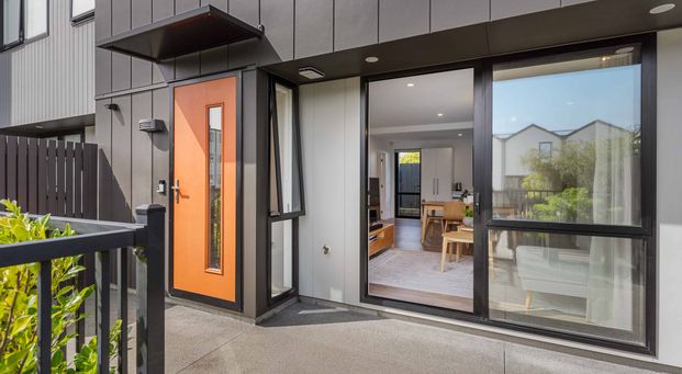 Modern 2021 built 3 bed, 1 bath with carpark - Photo 1