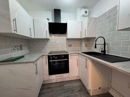 Commdore Court, Captains Place - Photo 3