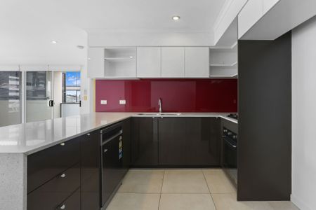 Central Apartment with Skyline Views - Photo 3