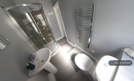 1 bedroom in a house share to rent - Photo 2