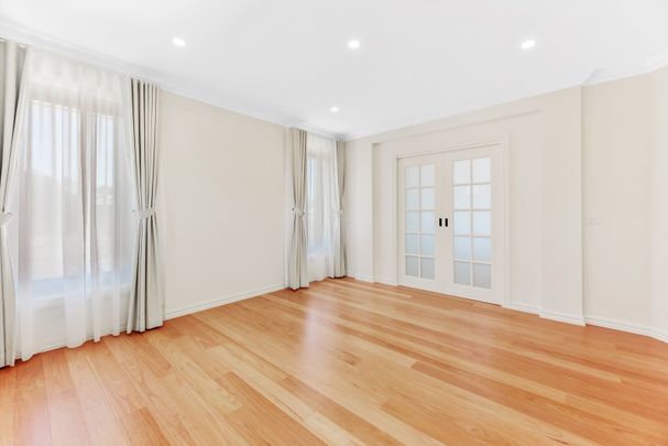 Brand New Spacious Five-Bedroom Family Home in Prime Burwood Location - Photo 1