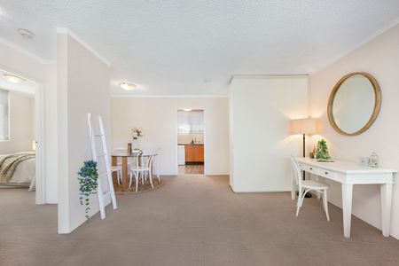Relaxed Bayside Living with Water Views in the Heart of Chiswick - Photo 2