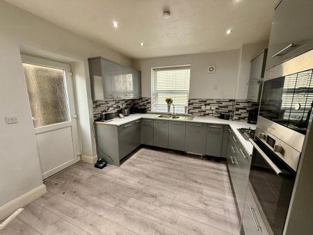 3 bedroom semi-detached house to rent - Photo 3