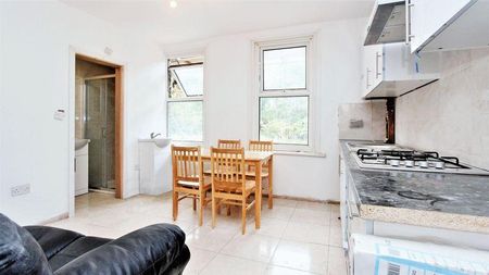 4 bedroom flat to rent - Photo 4
