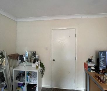Room in a Shared House, Osbourne Road, SO17 - Photo 2