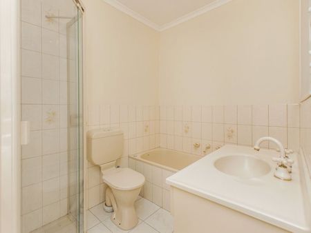 Spacious townhouse on a small block of 5! - Photo 4