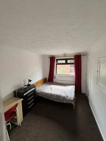 3 bedroom apartment to rent - Photo 4