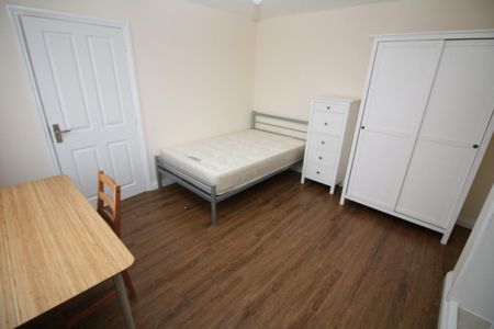 3 bedroom semi-detached house to rent - Photo 4