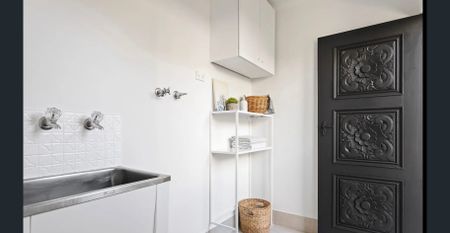 Central Ivanhoe Townhouse with own carport. - Photo 5