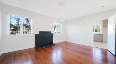 Spacious Three-Bedroom Home with Large Garden – Mount Roskill - Photo 3