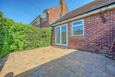 2 Bedroom House - Terraced - Photo 2