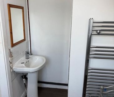 Studio Flat, Harehills Avenue, LS8 - Photo 2