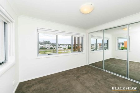 Spacious two storey townhouse, minutes to Gungahlin Town Centre - Photo 2