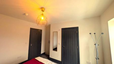 1 bedroom in a house share to rent - Photo 2