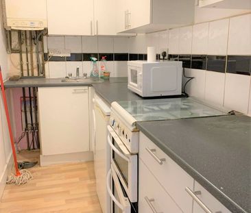Two bedroom split level flat close to plaistow station- - Photo 5