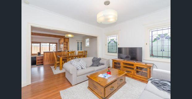 Tastefully renovated double-fronted weatherboard cottage - Photo 1