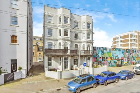 2 bedroom flat to rent - Photo 3