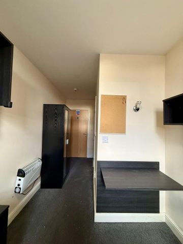 1 bedroom in a house share to rent - Photo 2