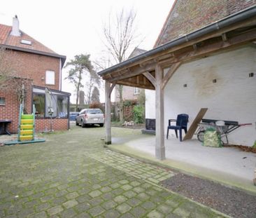 Instapklare, half-open woning met 3 slpk, bijgebouw en oprit voor 9... - Photo 2