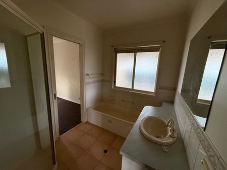 Comfortable Living in a Peaceful Court Location - Photo 4