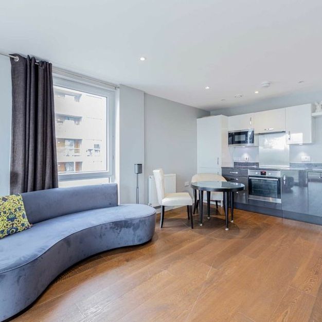 High Street Brentford, TW8 - Photo 1