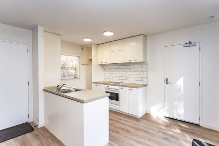 2-Bedroom Townhouse with Private Courtyard in Prime Christchurch Location! - Photo 2