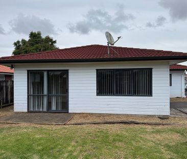 Charming 2-Bedroom Home in the Heart of Papatoetoe - Photo 2