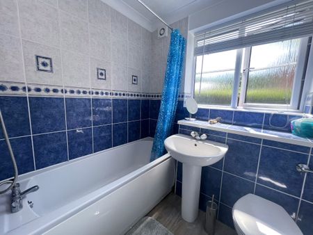 Tamworth Drive, Fleet, Hampshire, GU51 - Photo 3