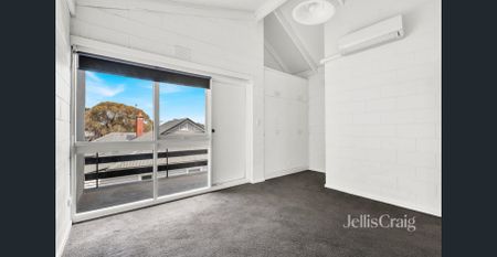 BEAUTIFULLY PRESENTED TOWNHOUSE - Photo 2