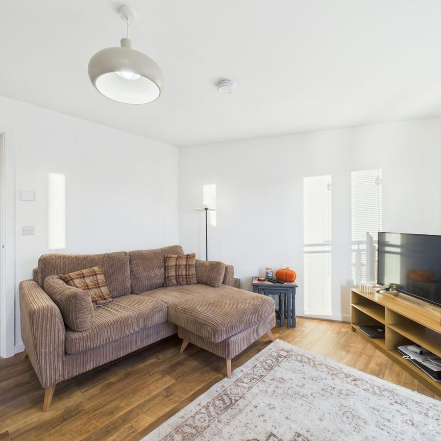 Flat to rent on - Photo 1