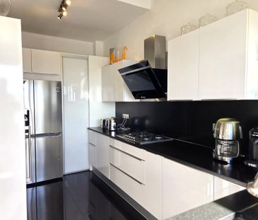 Location Appartement 4 pièces 115m² ST DENIS 97400 - Photo 4