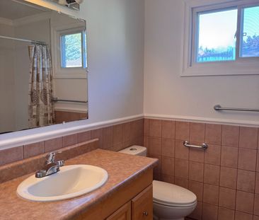 For Lease - 37 Ondrey Street, Bradford West Gwillimbury, Ontario - Photo 5