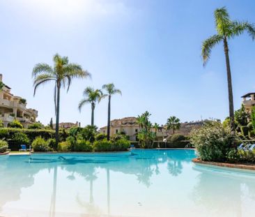 Middle Floor Apartment in Benahavís - Photo 2