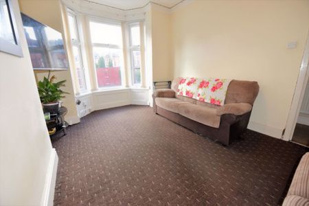 8 bedroom House in Burley Lodge Road, Leeds - Photo 3